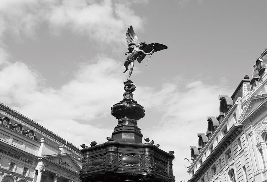 英国とロンドンを敬い、創作に励む。